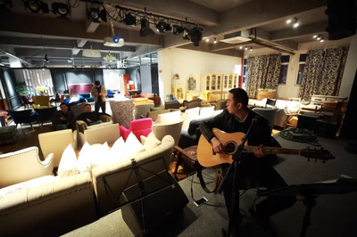 桐鄉(xiāng)小伙愛(ài)寫(xiě)歌玩樂(lè)隊(duì),卻靠修沙發(fā)白手起家