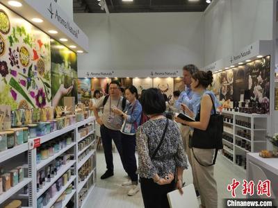 廣交會(huì)觀察:國(guó)風(fēng)科技賦能 中國(guó)"大家居"搶灘外貿(mào)"新藍(lán)海"